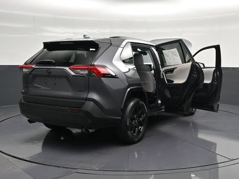 Used 2021 Toyota RAV4 XLE FWD image 39