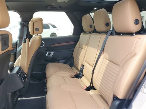 Used 2024 Land Rover Discovery Dynamic SE image 9