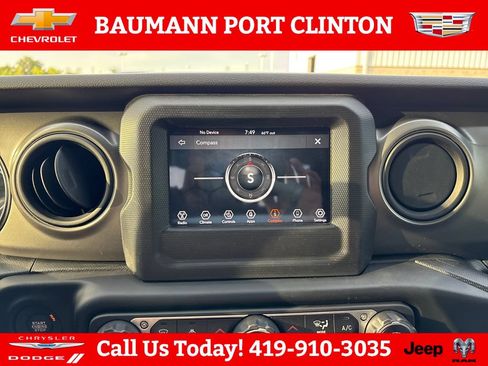 Used 2023 Jeep Gladiator Sport AWD/4WD image 19