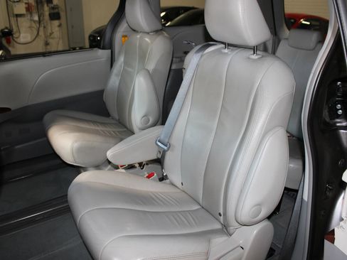 Used 2014 Toyota Sienna XLE FWD image 20