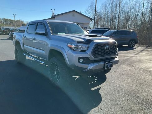 Used 2020 Toyota Tacoma TRD Sport image 3