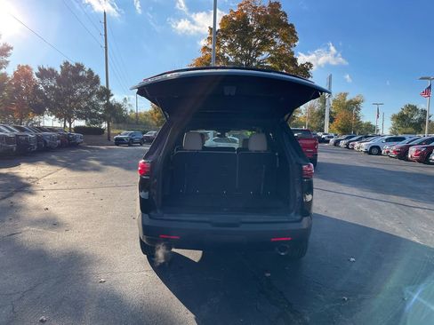 Used 2023 Chevrolet Traverse LS image 9