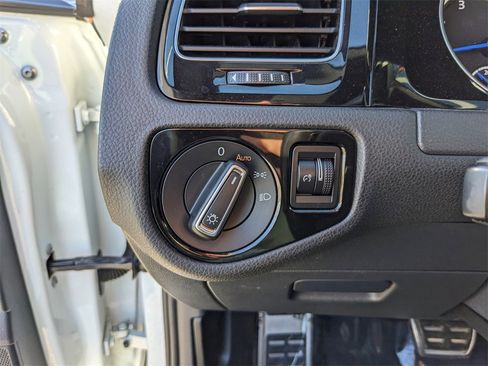 Used 2017 Volkswagen Golf R 4-Door image 27