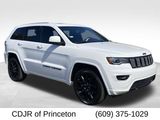 Certified 2022 Jeep Grand Cherokee Laredo X image 1