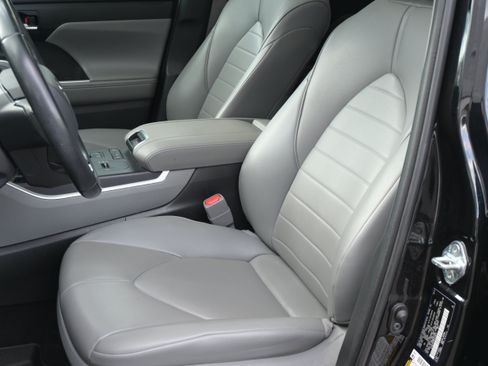 Used 2021 Toyota Highlander XLE FWD image 16