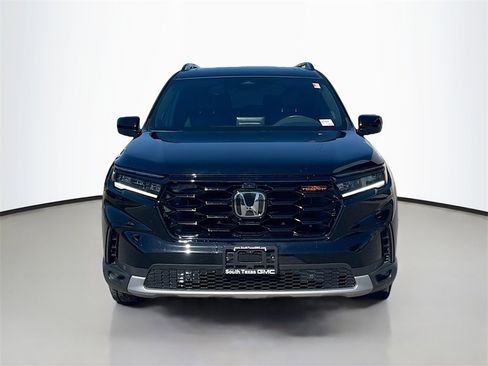 Used 2025 Honda Pilot TrailSport image 2