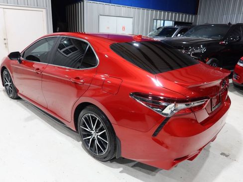 Used 2021 Toyota Camry SE w/ Convenience Package FWD image 3