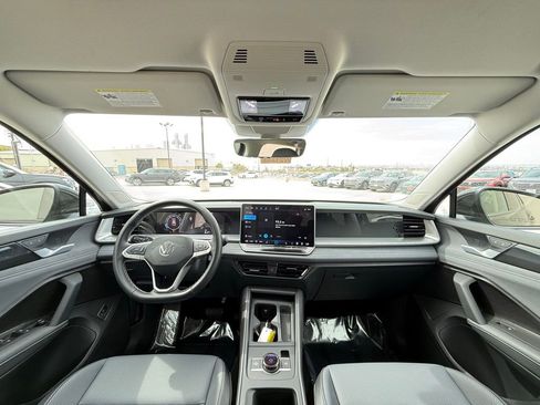 Certified 2025 Volkswagen Tiguan SE FWD image 14
