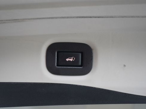 Used 2018 Nissan Rogue SL w/ Premium Package image 17