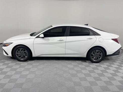 Used 2024 Hyundai Elantra SEL image 2