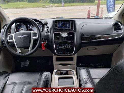 Used 2015 Chrysler Town & Country Touring image 35