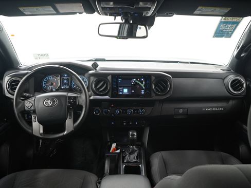 Used 2018 Toyota Tacoma TRD Off-Road AWD/4WD image 13