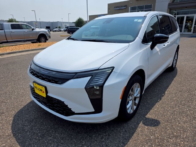 New 2027 Chrysler Pacifica Select AWD/4WD image 2