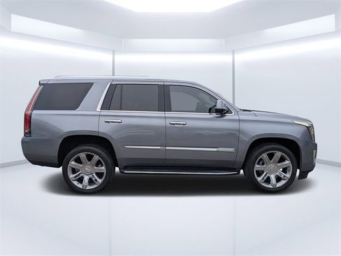 Used 2018 Cadillac Escalade Luxury image 2