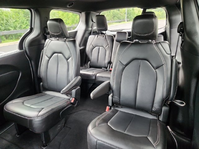 Used 2025 Chrysler Pacifica Select FWD image 28