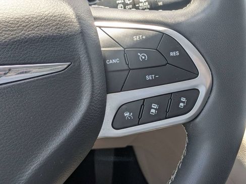 Used 2024 Chrysler Pacifica Touring-L FWD image 28