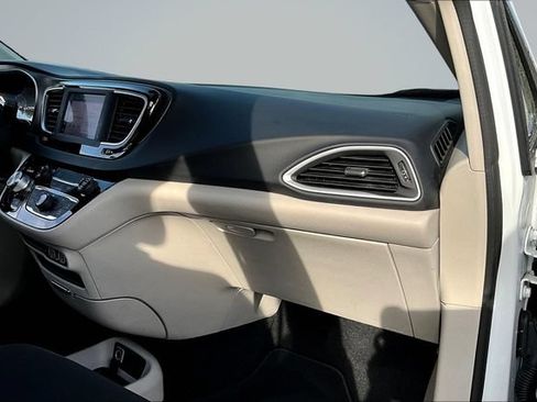 Used 2022 Chrysler Voyager LX FWD image 26