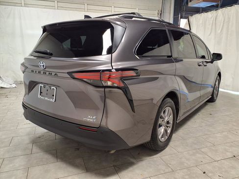 Certified 2021 Toyota Sienna XLE image 9