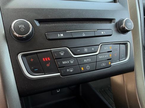 Used 2017 Ford Fusion SE w/ Fusion SE Technology Package FWD image 9