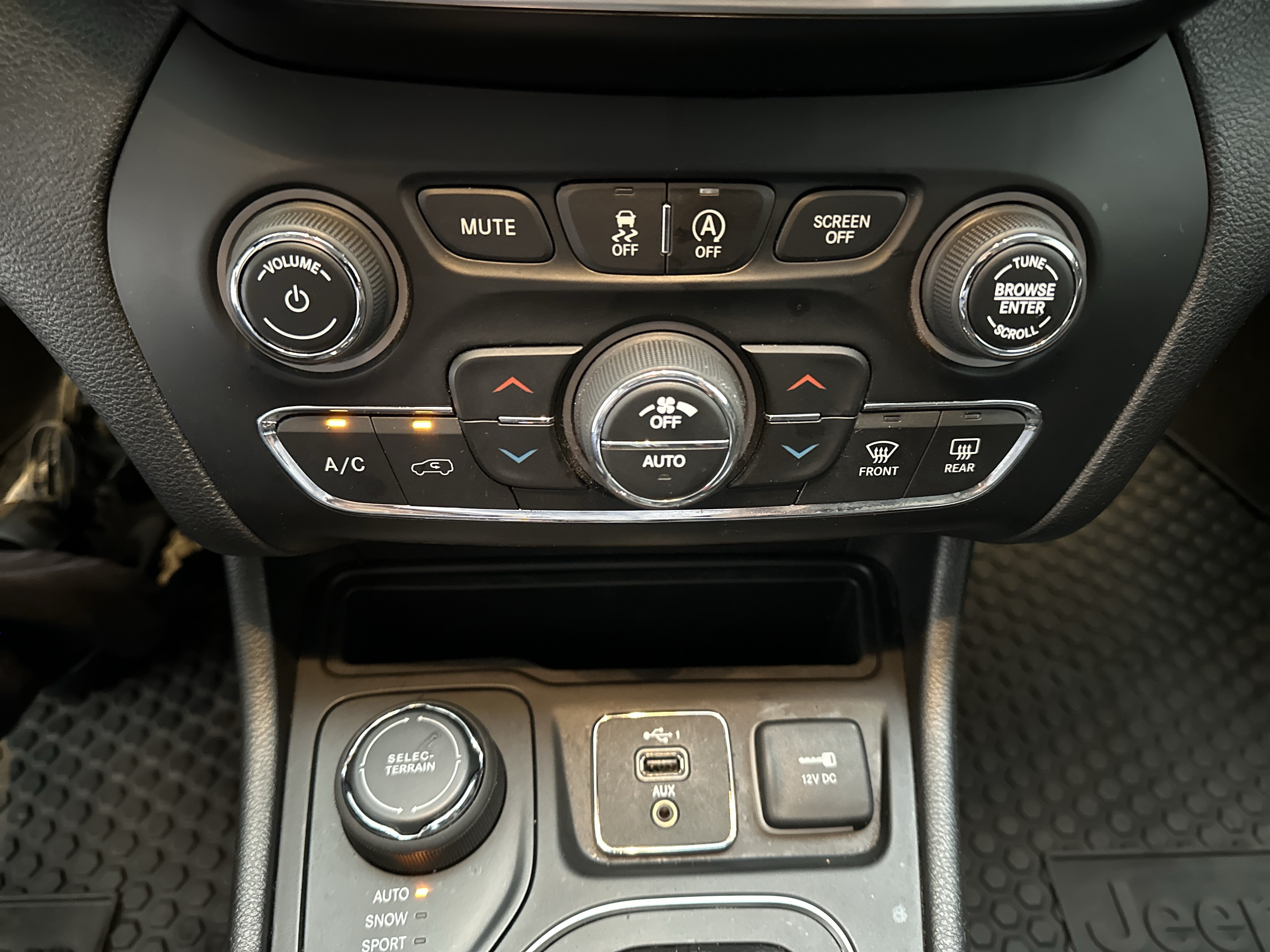 Used 2020 Jeep Cherokee Latitude Plus w/ Comfort/Convenience Group AWD/4WD image 32