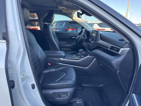 Used 2020 Toyota Highlander XLE image 24