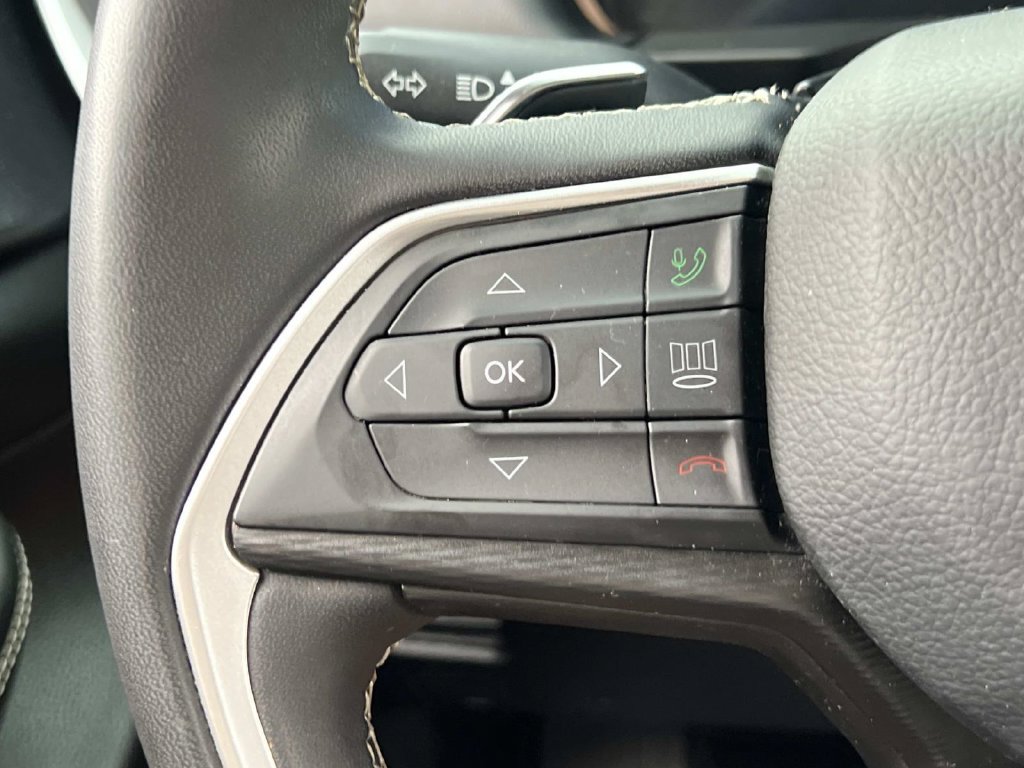 Used 2023 Jeep Grand Cherokee Laredo AWD/4WD image 24