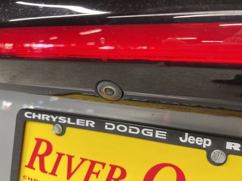 Used 2023 Chrysler Pacifica Touring-L image 7