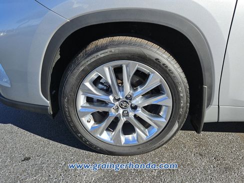 Used 2025 Toyota Highlander Limited image 9