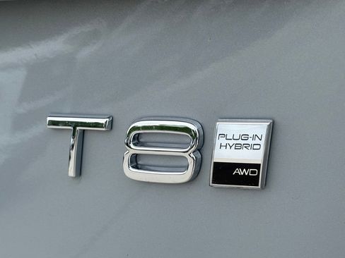 New 2025 Volvo XC90 T8 Core image 9