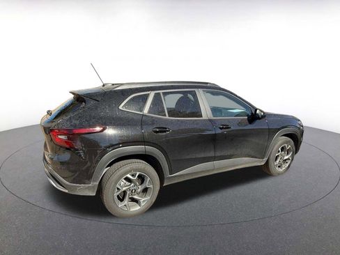 Used 2025 Chevrolet Trax LT w/ LT Convenience Package image 4