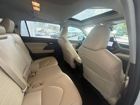 Used 2023 Toyota Highlander XLE FWD image 36