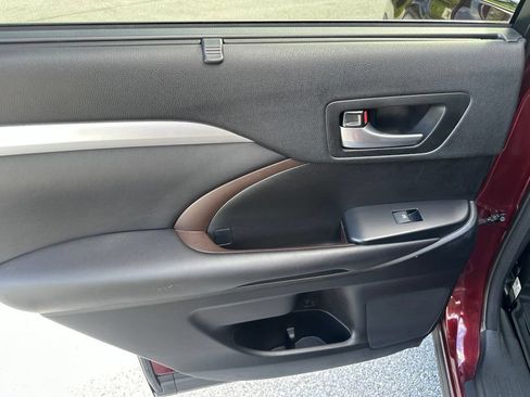 Used 2017 Toyota Highlander XLE AWD/4WD image 10