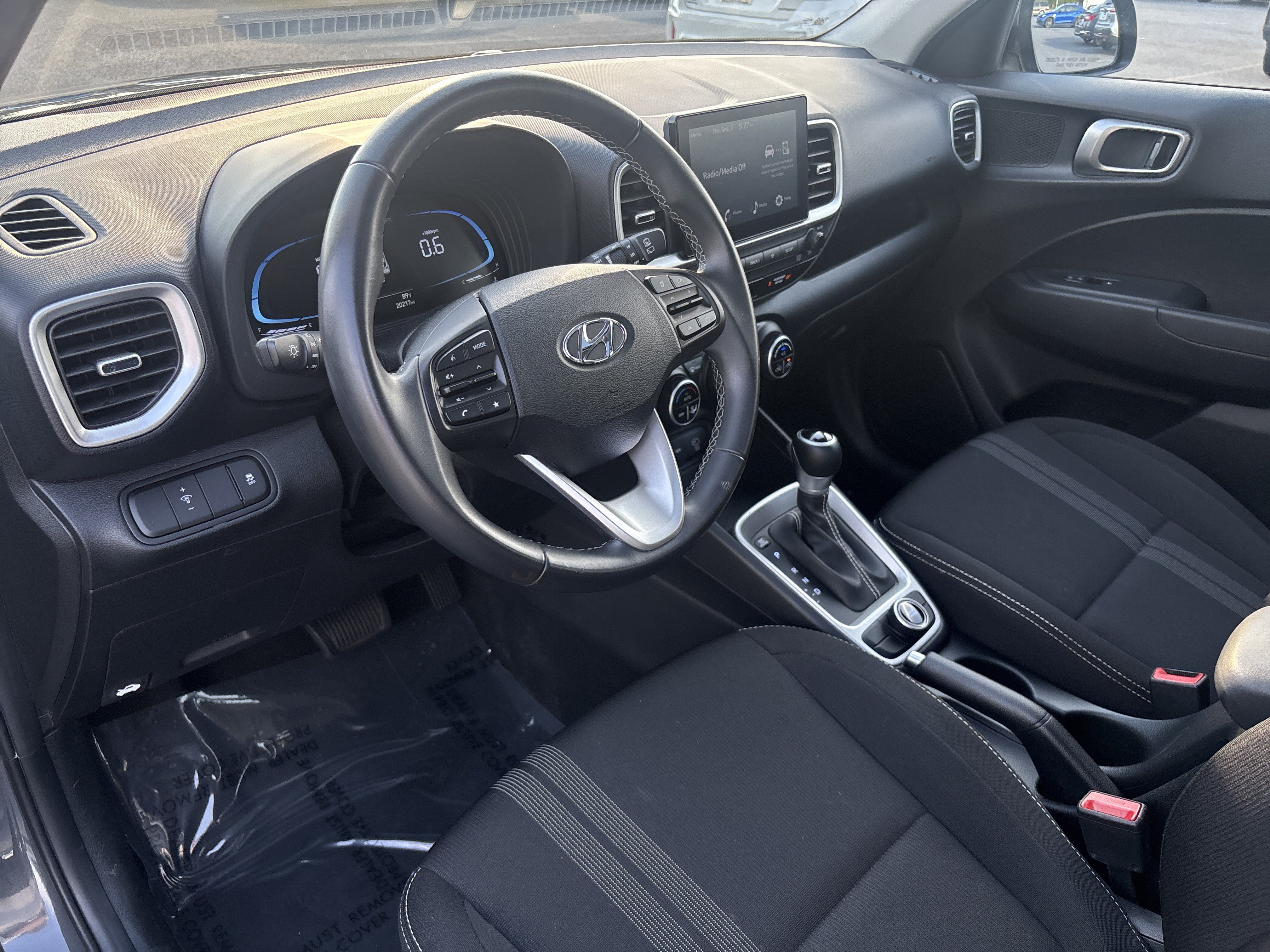 Used 2025 Hyundai Venue SEL FWD image 4