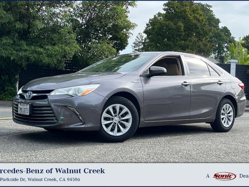 Used 2016 Toyota Camry LE image 1