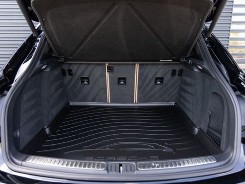 Certified 2025 Porsche Macan AWD/4WD image 28