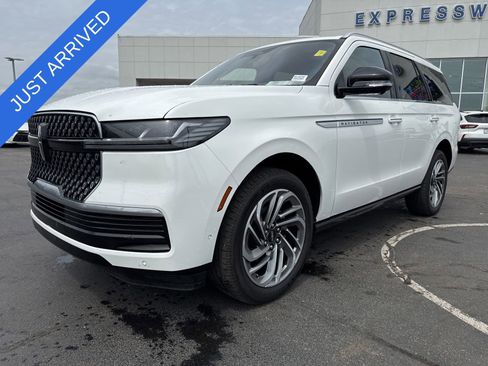 Used 2025 Lincoln Navigator Reserve image 1