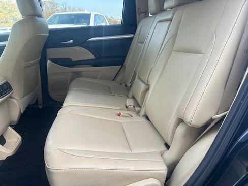 Used 2019 Toyota Highlander XLE image 14