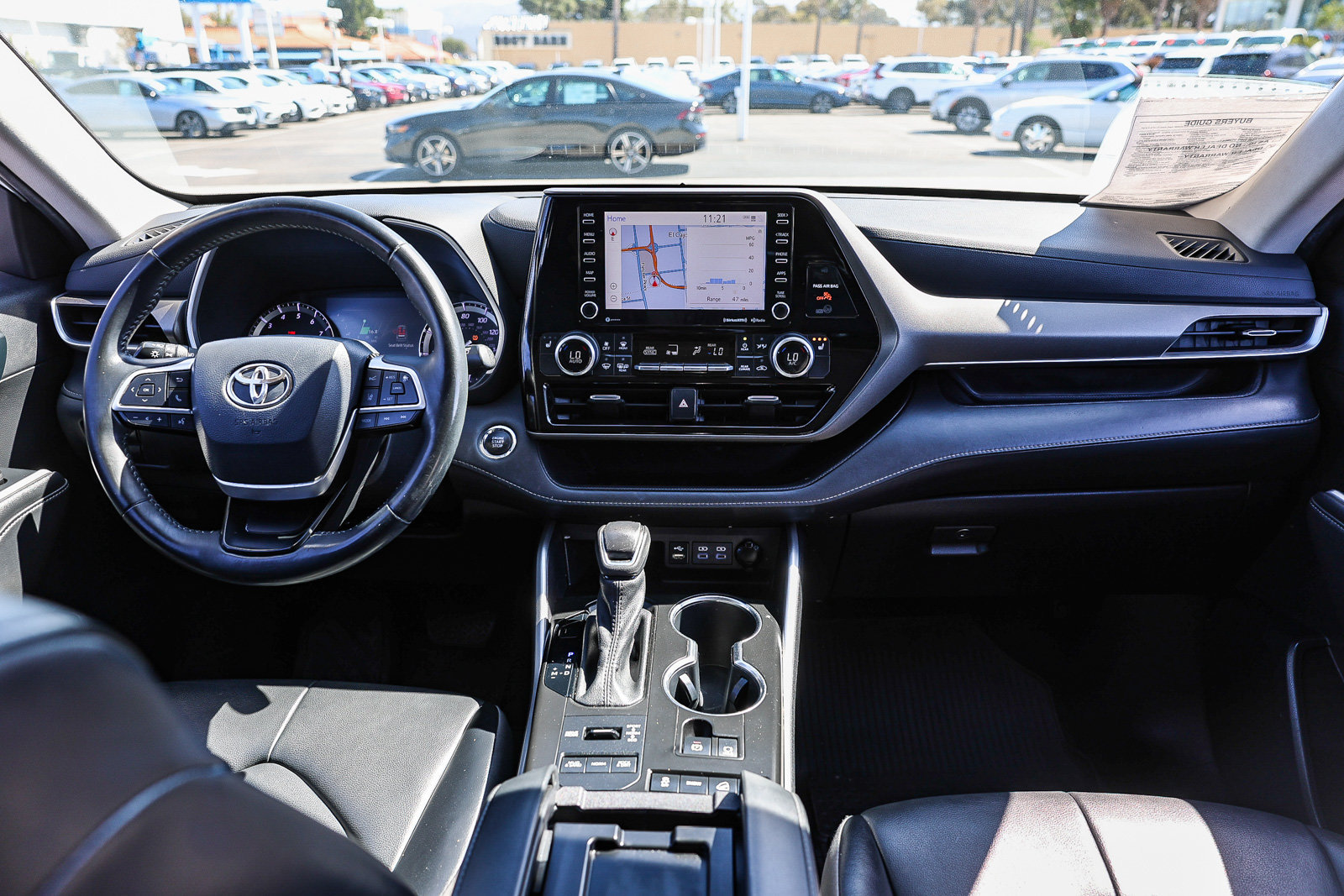 Used 2022 Toyota Highlander XLE AWD/4WD image 2