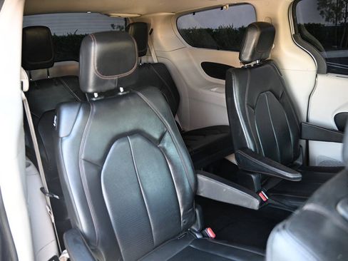 Used 2019 Chrysler Pacifica Touring-L FWD image 19