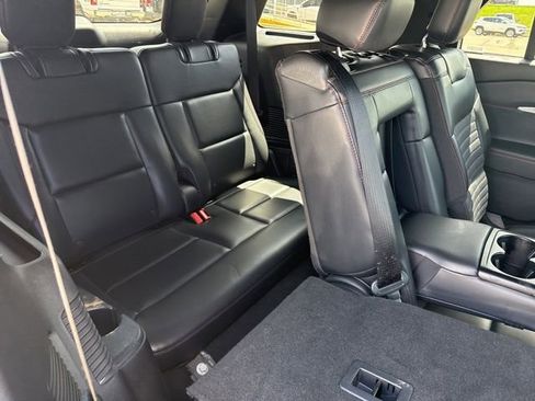 Used 2025 Ford Explorer ST-Line w/ ST-Line Street Pack image 7