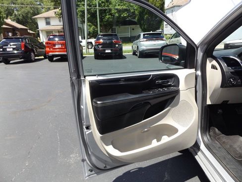Used 2017 Dodge Grand Caravan SXT FWD image 17