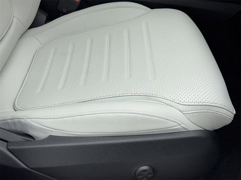 Used 2025 Mercedes-Benz GLC 300 4MATIC image 50