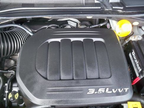 Used 2015 Chrysler Town & Country Touring image 10