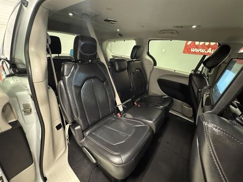 Used 2022 Chrysler Pacifica Touring-L w/ Uconnect Theater Family Group image 15