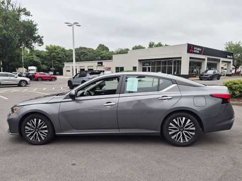 Used 2024 Nissan Altima 2.5 SV FWD image 6