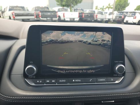 Used 2023 Nissan Rogue SV image 10