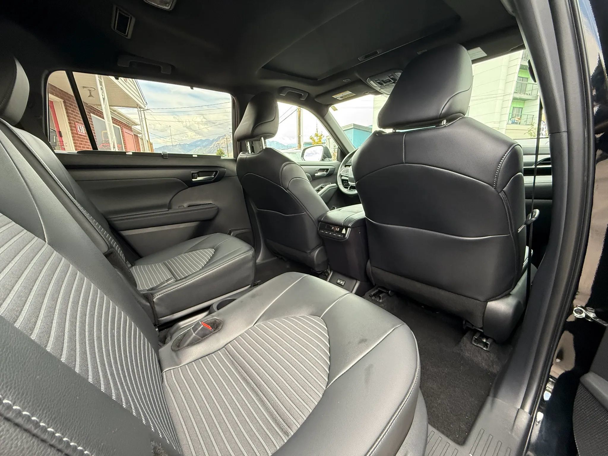 Used 2025 Toyota Highlander XSE AWD/4WD image 19