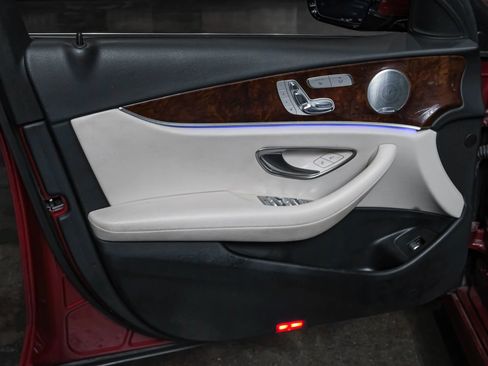 Used 2019 Mercedes-Benz E 300 4MATIC image 41