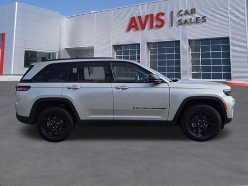 Used 2025 Jeep Grand Cherokee Altitude AWD/4WD image 5