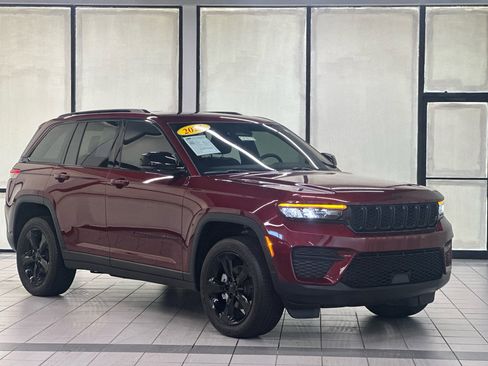 Used 2024 Jeep Grand Cherokee Altitude AWD/4WD image 1